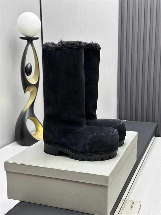 Ba*len*cia*ga alaska fur boot