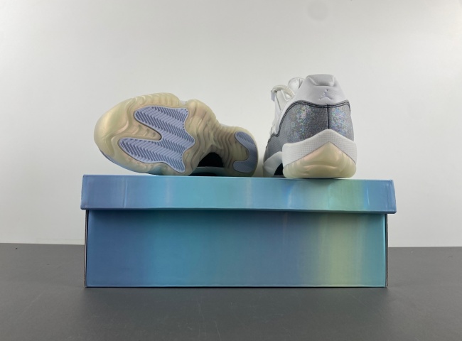 Air Jordan 11 Low 2025 HQ7000-001